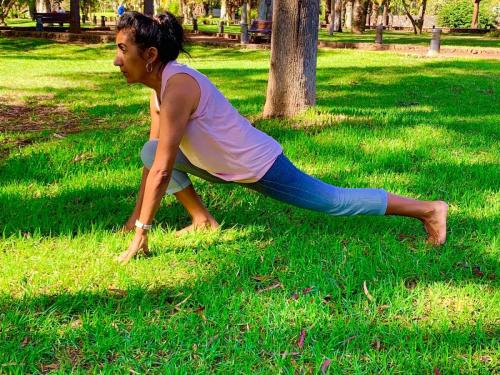 Yoga-Pose: Satz nach vorn / lunge