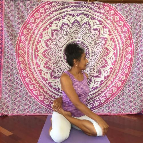 Yoga-Pose: Sitting twist / Drehung sitzend